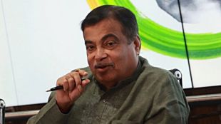 nitin gadkari Minister of Road Transport on delhi pollution said not stay in delhi more than 2 3 days