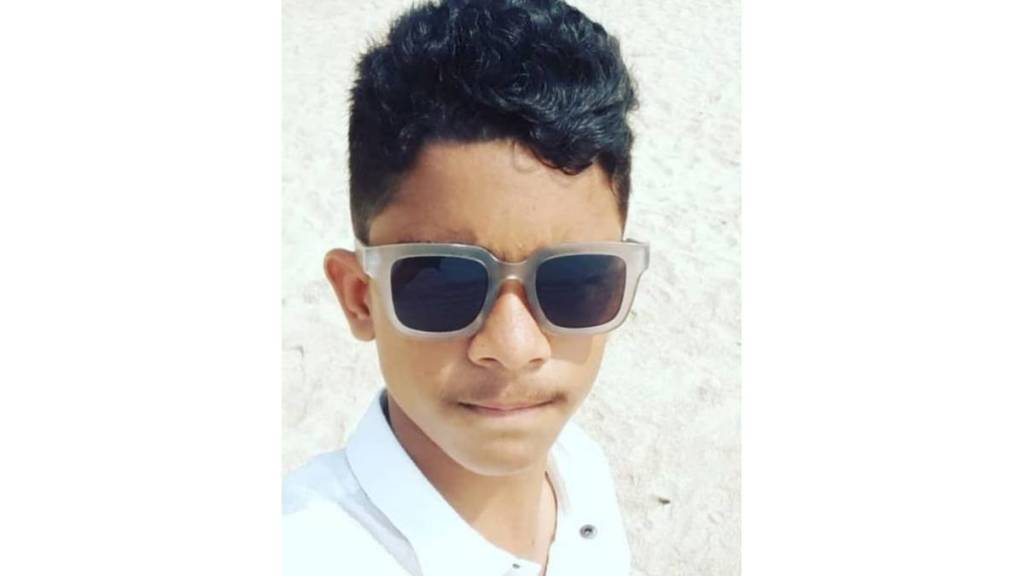 Palghar 17 year old swept away in sea while playing cricket at Shirgaon beach