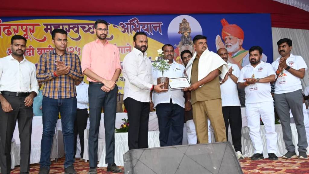 Pandharpur guardian minister jaykumar gore joins mega cleanliness drive ahead of Ekadashi Pandharpur guardian minister jaykumar gore joins mega cleanliness drive ahead of Ekadashi