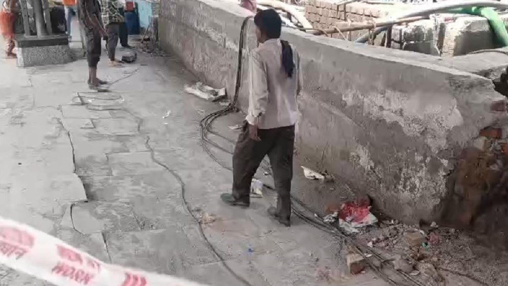Part of Mumbra railway platform collapses thane news | मुंब्रा रेल्वे फलाटाचा काही भाग खचला (लोकसत्ता टिम)