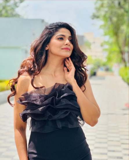 Pooja Sawant Purple Tissue Silk Saree