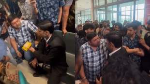 Pune Airport News SpiceJet Staff