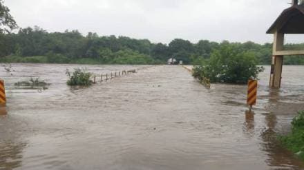 Runde Bridge on the Kalu River near Titwala under water Runde Bridge on the Kalu River near Titwala under water