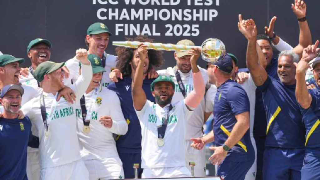 South Africa Coach Pulls Aiden Markram Tshirt and hands over WTC Trophy SA team Celebration Video WTC Final