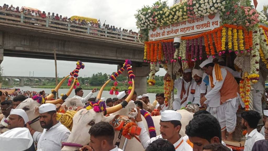Sant Dnyaneshwar Maharaj Palkhi enters in Solapur district