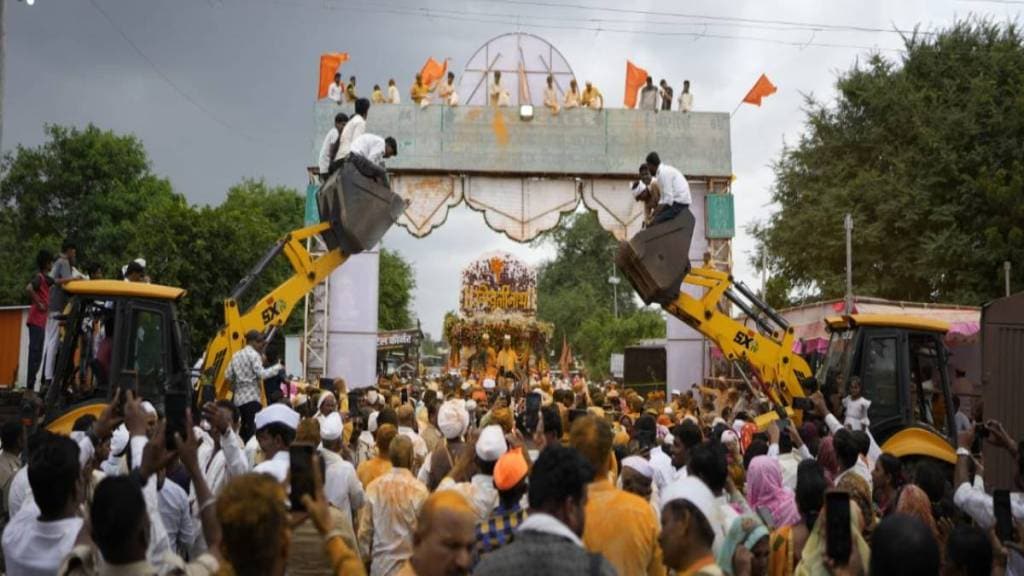 Sant Nivruttinath Palkhi warmly welcomed in Karmala Solapur