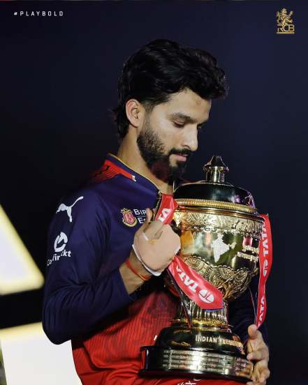 ट्रॉफीबरोबर कर्णधार रजत पाटीदार. (Photo: BCCI)