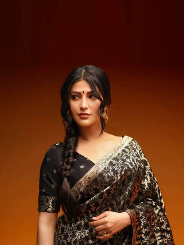 Shruti haasan shared black saree photoshoot