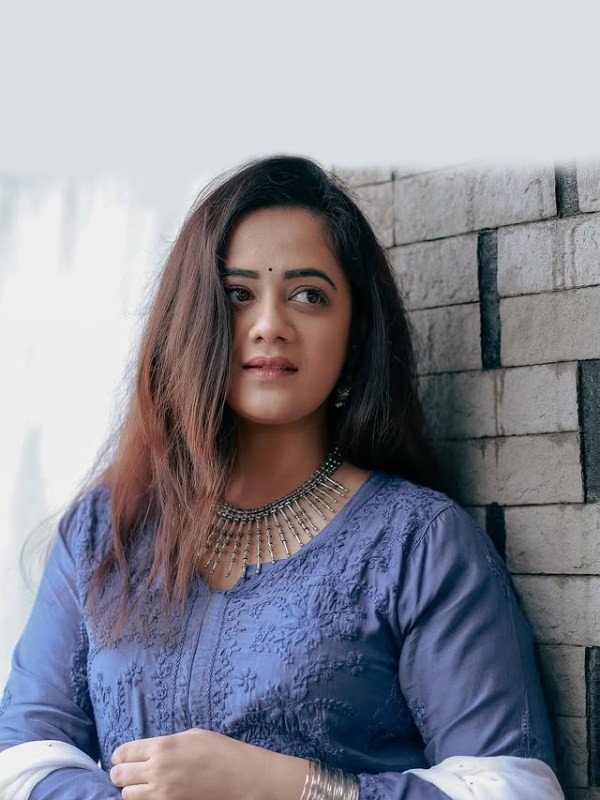 Spruha Joshi Blue Chikankari Dress Look