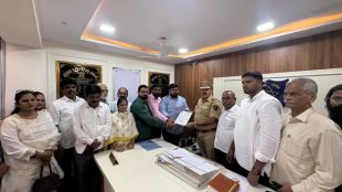 Thane Municipal Thackeray group allegation hawkers in Diva area being charged Rs 50 per day