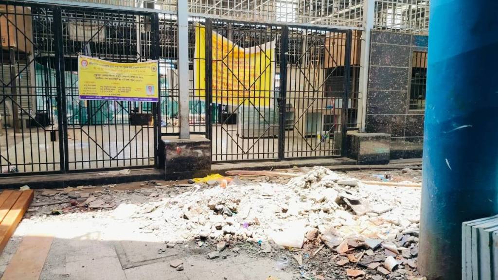 Thane railway station waiting room Closed for several days