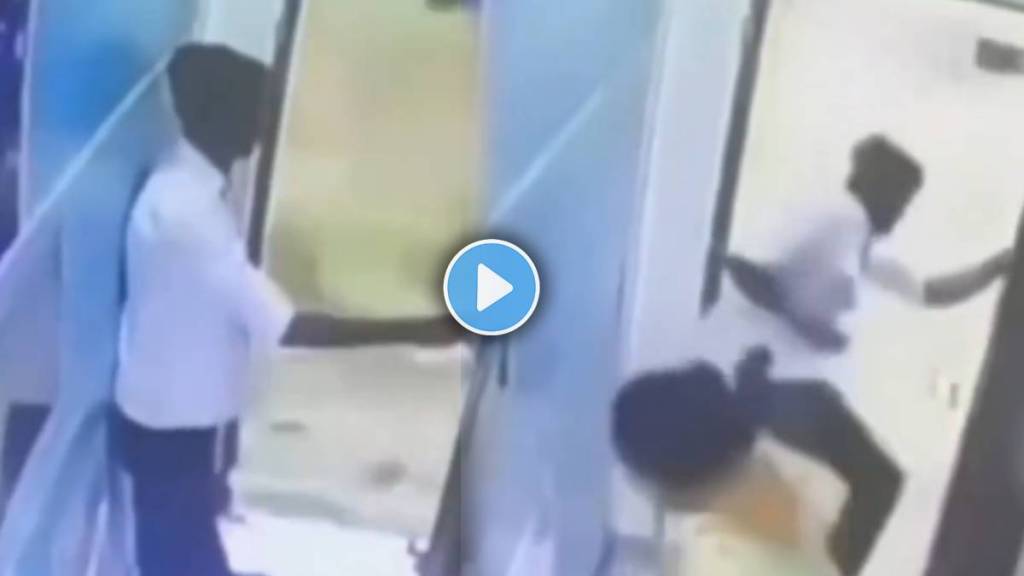 Theif Fall From Train After steals Chain
