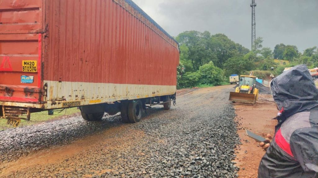 Traffic jam near Patan on Guhagar Bijapur highway resumes after heavy rain roadblock