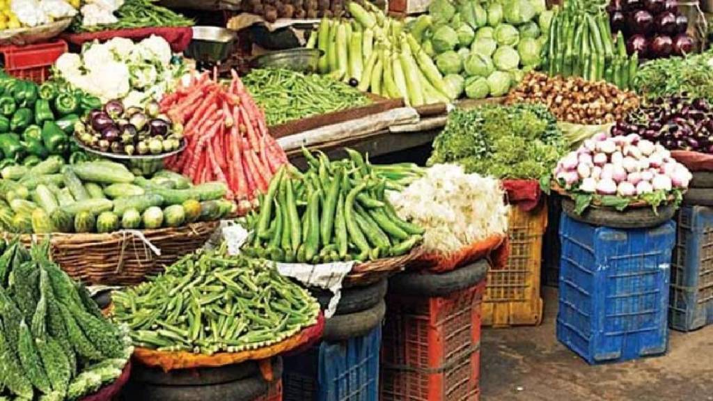 Vegetable prices have increased in the market due to unseasonal rains in Gondia Vegetable prices have increased in the market due to unseasonal rains in Gondia