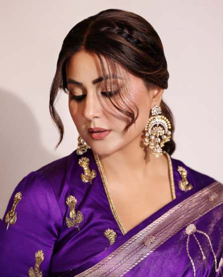 या साडीसोबत मोठे झुमके आणि साजेसे कडे तिच्या लूकमध्ये राजसी भव्यता आणतात. (फोटो सौजन्य इन्स्टाग्राम)