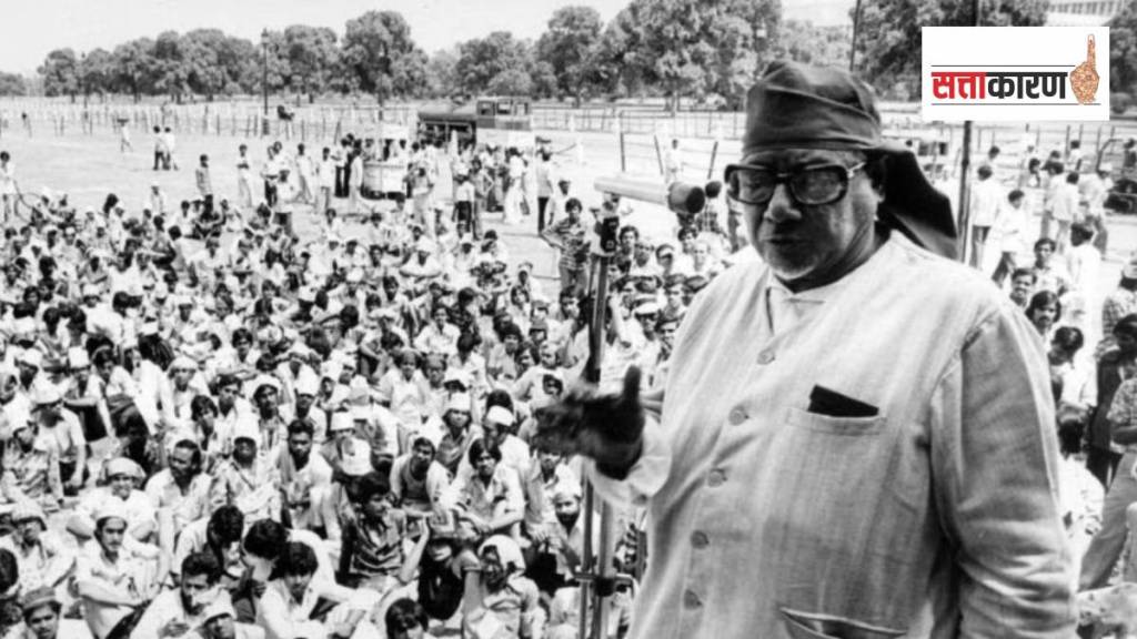 राज नारायण यांनी इंदिरा गांधी यांचा रायबरेली लोकसभा मतदारसंघातून जवळपास ५५ हजार मताधिक्याने पराभव केला होता (छायाचित्र दी इंडियन एक्स्प्रेस) राज नारायण यांनी इंदिरा गांधी यांचा रायबरेली लोकसभा मतदारसंघातून जवळपास ५५ हजार मताधिक्याने पराभव केला होता (छायाचित्र दी इंडियन एक्स्प्रेस)