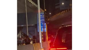 Incorrect installation of direction signs on Gokhale Bridge - Direction signs are not visible due to street lights and pillars on the Road