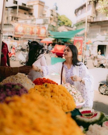 यावेळी अपूर्वाने पांढऱ्या रंगाचा पंजाबी ड्रेस परिधान केला होता आणि त्यावर साइड बॅगही घेतली आहे.