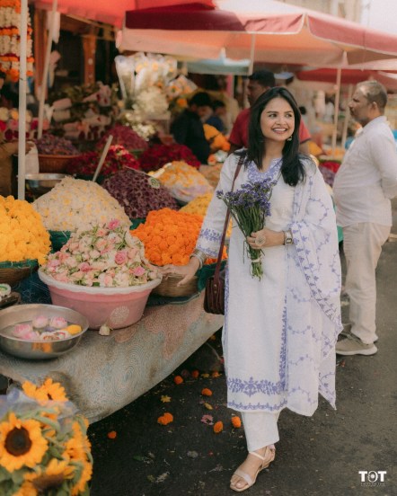 अभिनेत्रीने नुकतंच पुण्यात फुलांच्या मार्केटमध्ये खास फोटोशूट केलं आहे.