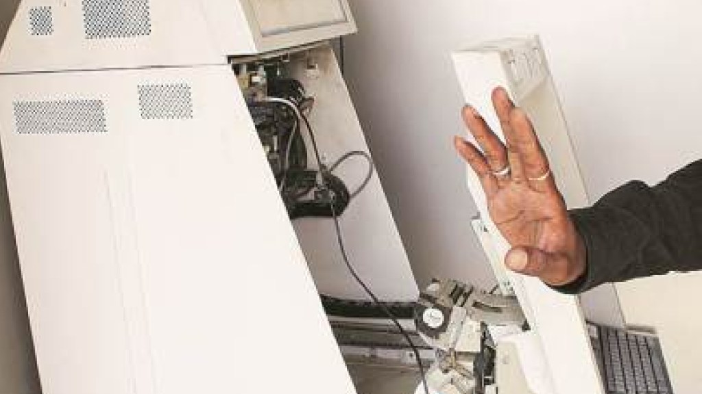 Three thieves stole cash worth Rs 3 lakh by breaking into an ATM ...