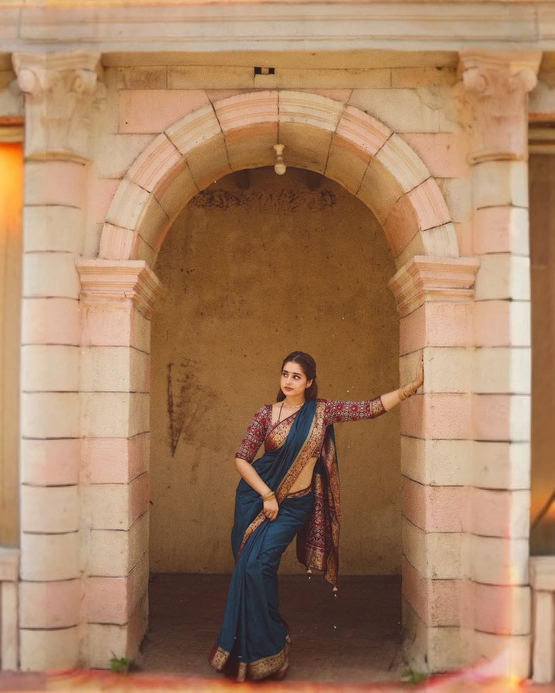 bigg boss hindi actress ayesha khan maharashtriyan saree look 