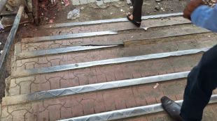 broken steps of skywalk staircase at Dombivli Railway Station