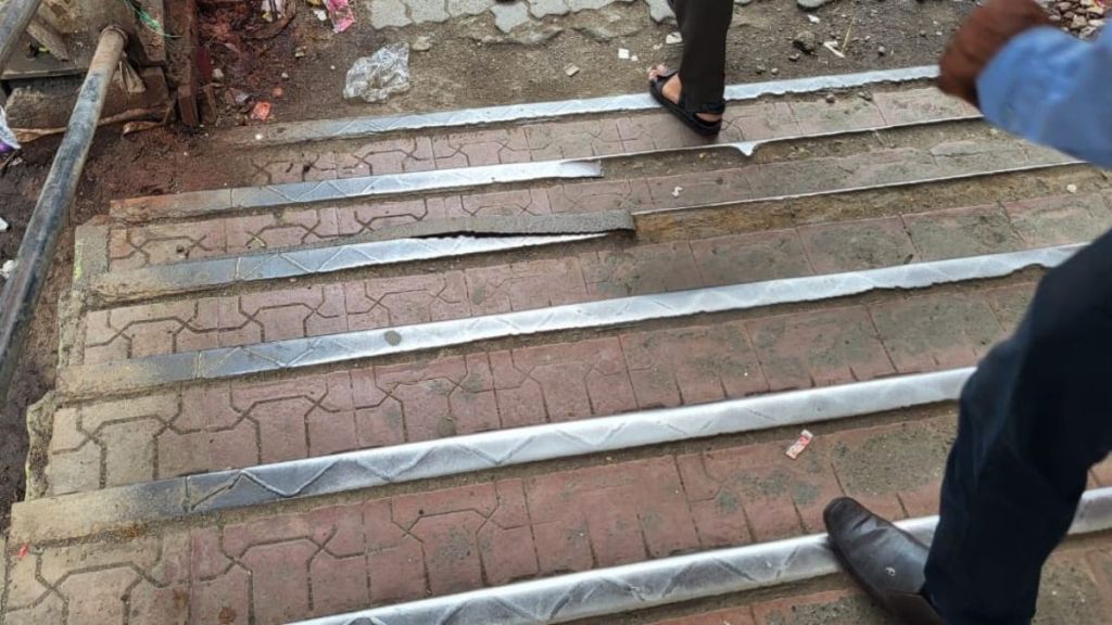 broken steps of skywalk staircase at Dombivli Railway Station