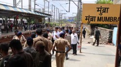 मुंब्रा दुर्घटनेप्रकरणी दोन अभियंत्यांवर सदोष मनुष्यवधाचा गुन्हा; रेल्वेच्या हलगर्जीविरोधात प्रवासी संघटना आक्रमक