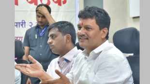 kolhapur argument between medical officers in front of health minister