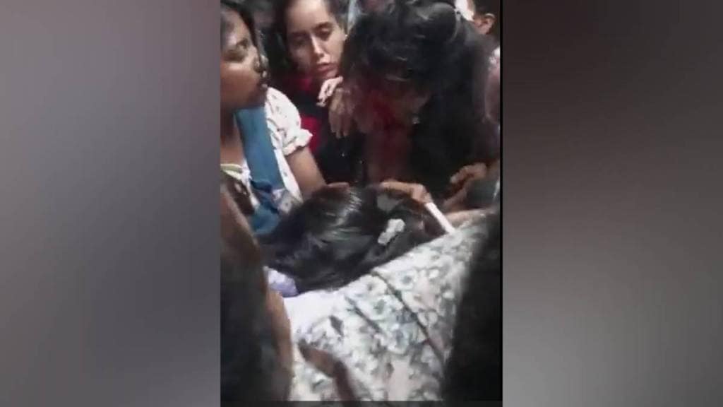 clash among Women passengers at Churchgate-Virar local, video goes viral on social media clash among Women passengers at Churchgate-Virar local, video goes viral on social media