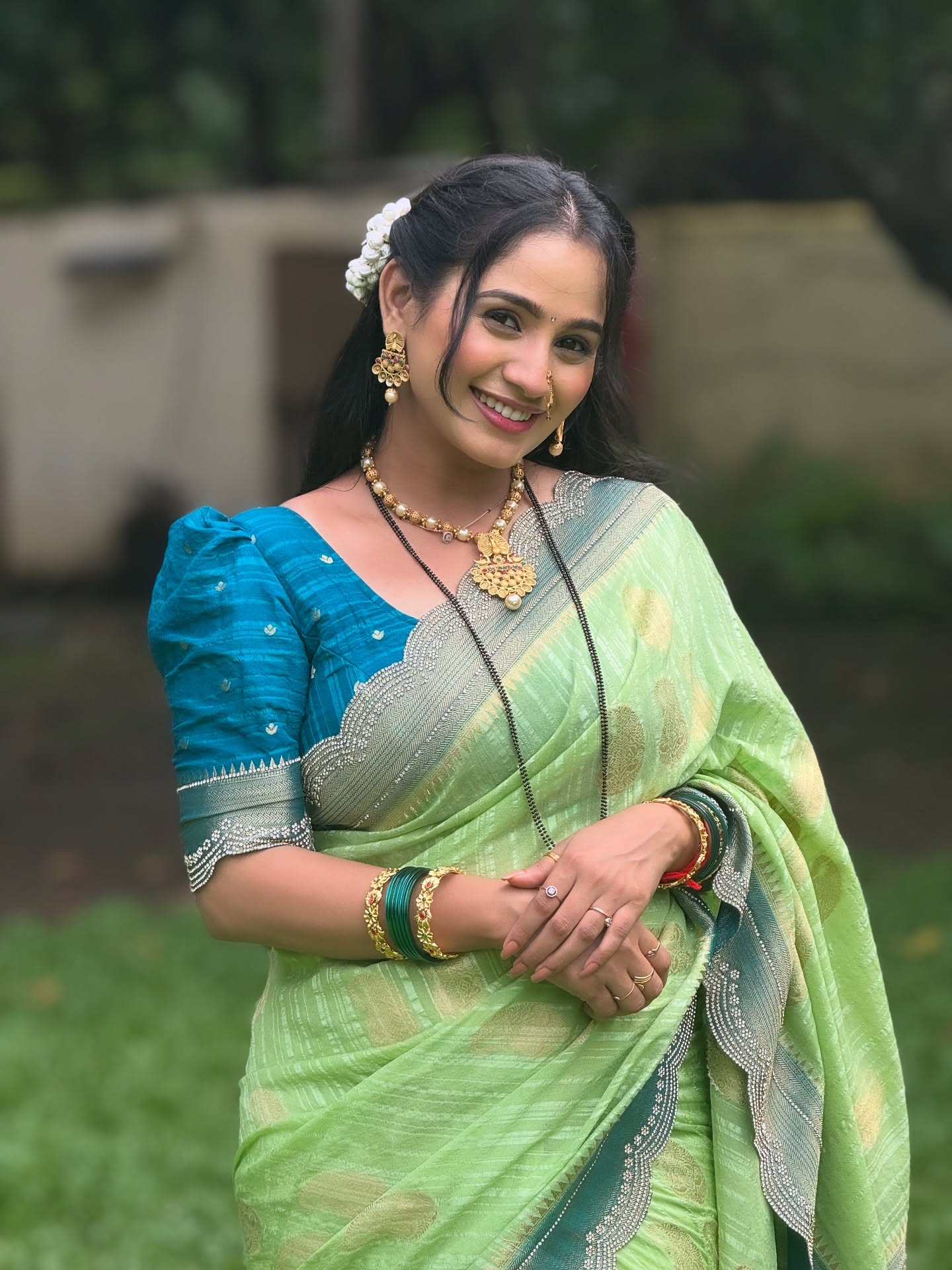 अशातच दिव्याने तिचे साडीतील काही नवीन फोटो शेअर केले आहेत.
