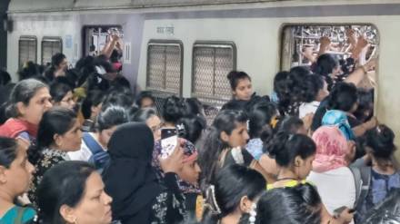 commuters crowds dombivali local