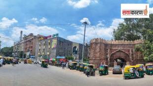 दिल्लीच्या तुर्कमान गेट परिसरात आणीबाणीत घर उद्ध्वस्त झालेल्या अनेक कुटुंबांना नुकसानभरपाई म्हणून दिल्ली विकास प्राधिकरणाची (DDA) घरे देण्यात आली होती. आजही ही कुटुंबे त्या फ्लॅट्समध्ये राहतात. (छायाचित्र – अभिनव साहा, इंडियन एक्सप्रेस)