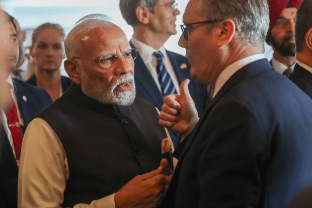 पंतप्रधान नरेंद्र मोदी आणि ब्रिटनचे पंतप्रधान कीयर स्टारमर यांची भेट झाली, ज्यामध्ये दोन्ही नेत्यांनी भारत-ब्रिटन व्यापार आणि आर्थिक सहकार्याच्या दिशेने झालेल्या प्रगतीचा सविस्तर आढावा घेतला. (छायाचित्र स्रोत - X)