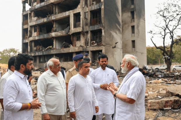 पंतप्रधान नरेंद्र मोदी यांनी शुक्रवारी घटनास्थळाला भेट दिली. तसेच अहमदाबाद सिव्हिल हॉस्पिटलला भेट देऊन पीडितांशी व अधिकाऱ्यांशी चर्चा केली. (छायाचित्र स्रोत - नरेंद्र मोदी/एक्स)