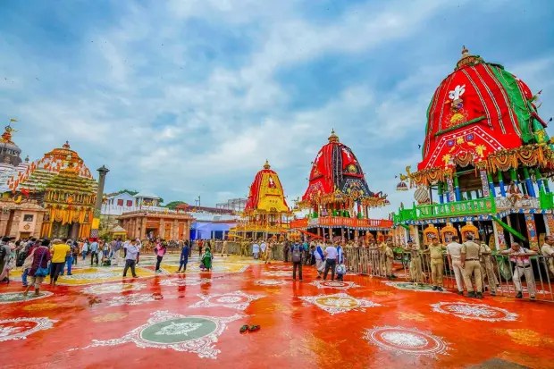 पुरीतील जगन्नाथ मंदिर परिसरात भक्तांची मोठी गर्दी पाहता, रथाजवळ सुरक्षा कर्मचारी कडेकोट बंदोबस्त ठेवत आहेत. प्रशासन सजग असून वातावरण भक्तिभावाने भरले आहे. (छायाचित्र स्रोत: पीटीआय)