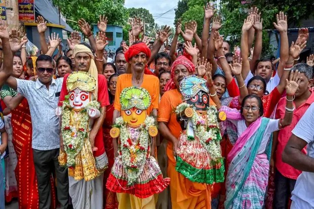 पश्चिम बंगालमधील शांतीपूर येथेही भक्तिमय वातावरण! येथे भाविकांनी भगवान जगन्नाथ, बलभद्र आणि सुभद्रा यांच्या मूर्ती रथात बसवून उत्सवात भाग घेतला आहे. (छायाचित्र स्रोत: पीटीआय)