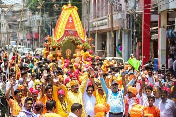 प्रयागराजमध्ये रथयात्रेची धूम :प्रयागराजमध्ये शुक्रवारी पार पडलेल्या रथयात्रा उत्सवात मोठ्या संख्येने भाविक सहभागी झाले. भजन, कीर्तन आणि मिरवणुकांनी सारा परिसर भक्तिमय झाला होता. (छायाचित्र स्रोत: पीटीआय)