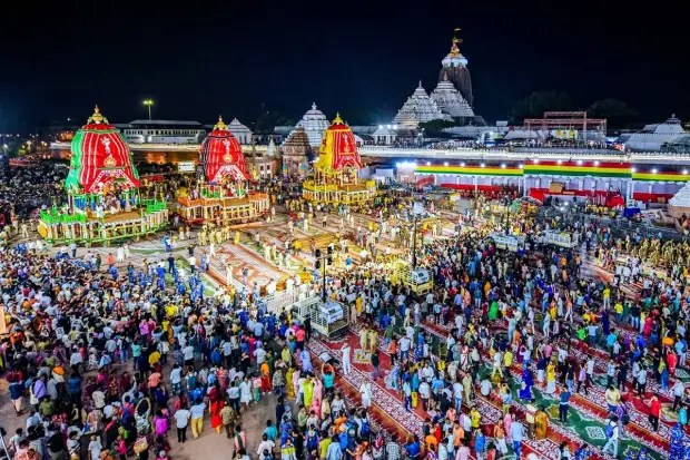 पुरीतील जगन्नाथ मंदिरात रथयात्रा सुरू होण्यापूर्वीच भगवान जगन्नाथ, बलभद्र आणि सुभद्रा यांच्या रथांची खास सजावट केली जात आहे. मंदिर परिसर उत्साहाने फुलून गेला आहे. (छायाचित्र स्रोत: पीटीआय)