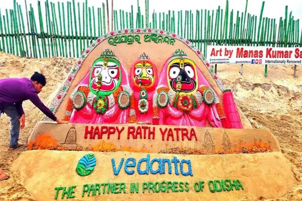 पुरीतील वाळू कलाकृतीचं आकर्षण :पुरीमध्ये गुरुवारी रथयात्रेनिमित्त प्रसिद्ध वाळू कलाकार मानस कुमार साहू यांनी सुंदर वाळू शिल्प साकारले. त्यांच्या कलाकृतीने भाविकांचे लक्ष वेधले.