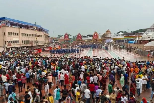 पुरीमध्ये २७ जून २०२५ रोजी रथयात्रेच्या आधी भगवान जगन्नाथ, बलभद्र आणि देवी सुभद्रा यांचे भव्य रथ सजवले गेले. संपूर्ण शहरात भक्तीमय वातावरण निर्माण झाले आहे. (छायाचित्र स्रोत: X)