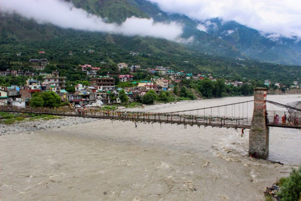 हिमाचल प्रदेशातील कुल्लू जिल्ह्यात मुसळधार पावसामुळे बियास नदी दुथडी भरुन वाहत आहे. (पीटीआय फोटो)