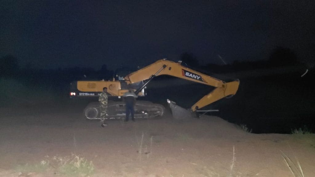 gadchiroli illegal sand mining police raid sand mafia arrested gadchiroli illegal sand mining police raid sand mafia arrested