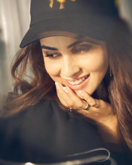 जिनिलीयाने शेअर केलेल्या या फोटोमध्ये तिचे मनमोहक हास्यही पाहायला मिळत आहे.