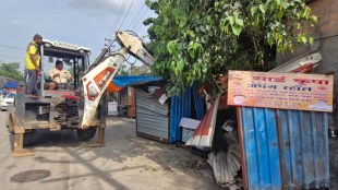 Ambernath Municipal and police jointly take action against illegal pan tapri in Ambernath city