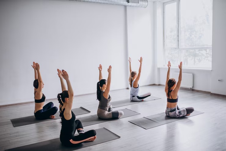इतरांना योगा करायला प्रोत्साहित( Encourage Yoga with Others) सौजन्य - फ्रिपीक