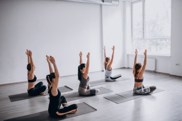 इतरांना योगा करायला प्रोत्साहित( Encourage Yoga with Others) सौजन्य - फ्रिपीक