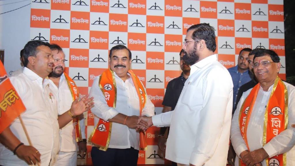 Deputy Chief Minister Eknath Shinde welcomes Jaywant Jagtap in Shivsena Deputy Chief Minister Eknath Shinde welcomes Jaywant Jagtap in Shivsena