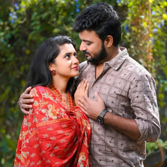 devmanus fame kiran gaikwad wife vaishnavi