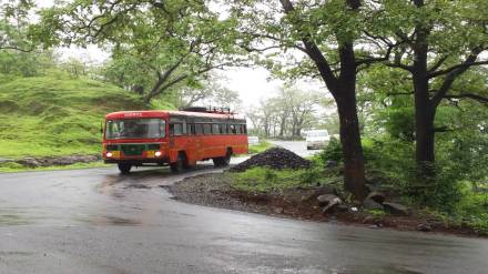 Mahabaleshwar Poladpur night traffic closed due to rain